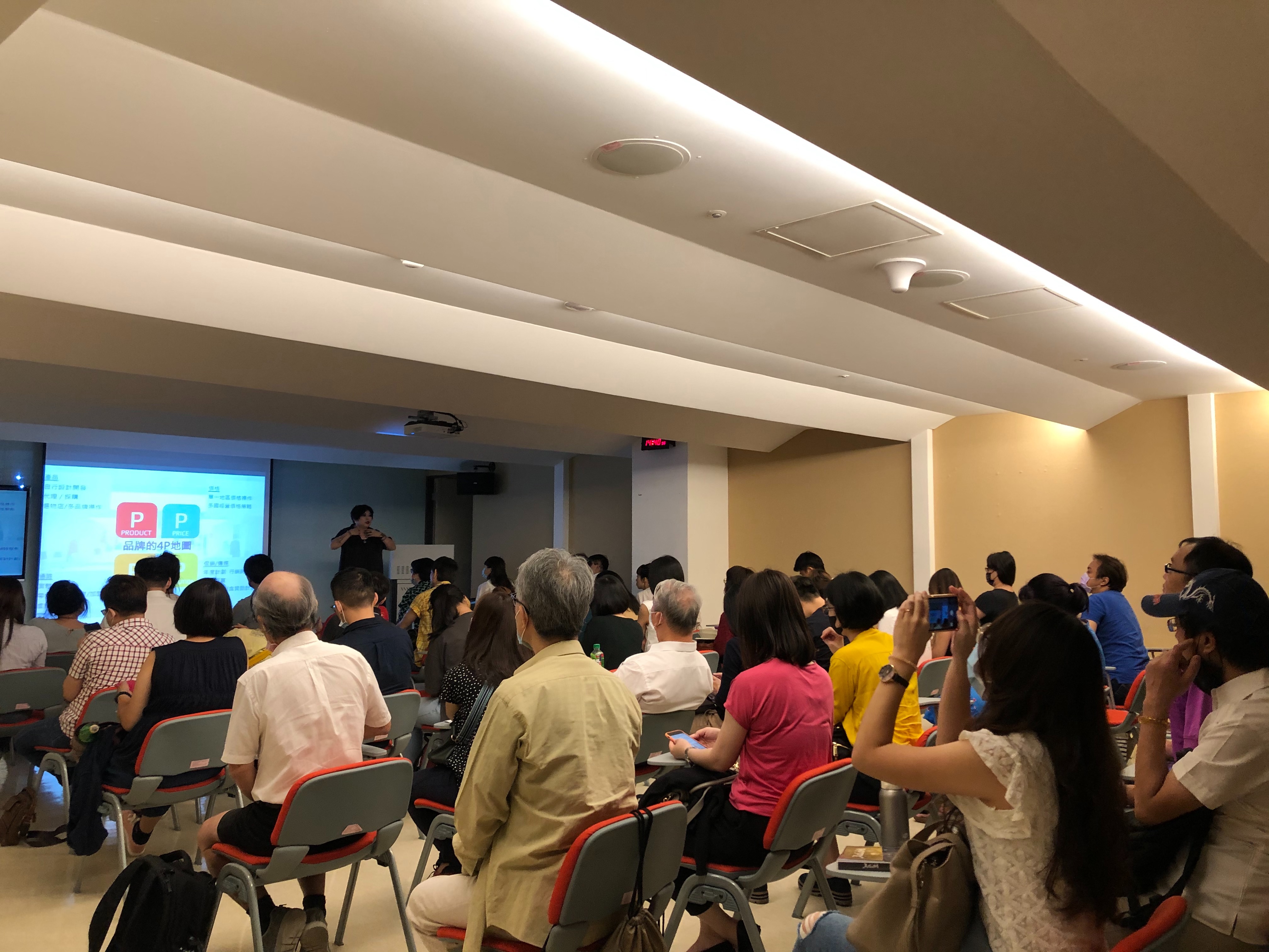 華妟時尚管理學堂林詠慈創辦人分享，產品力如何走到品牌力之關鍵，產品力很重要，但只有品牌力才能讓產品力俱備歷久彌新的價值!