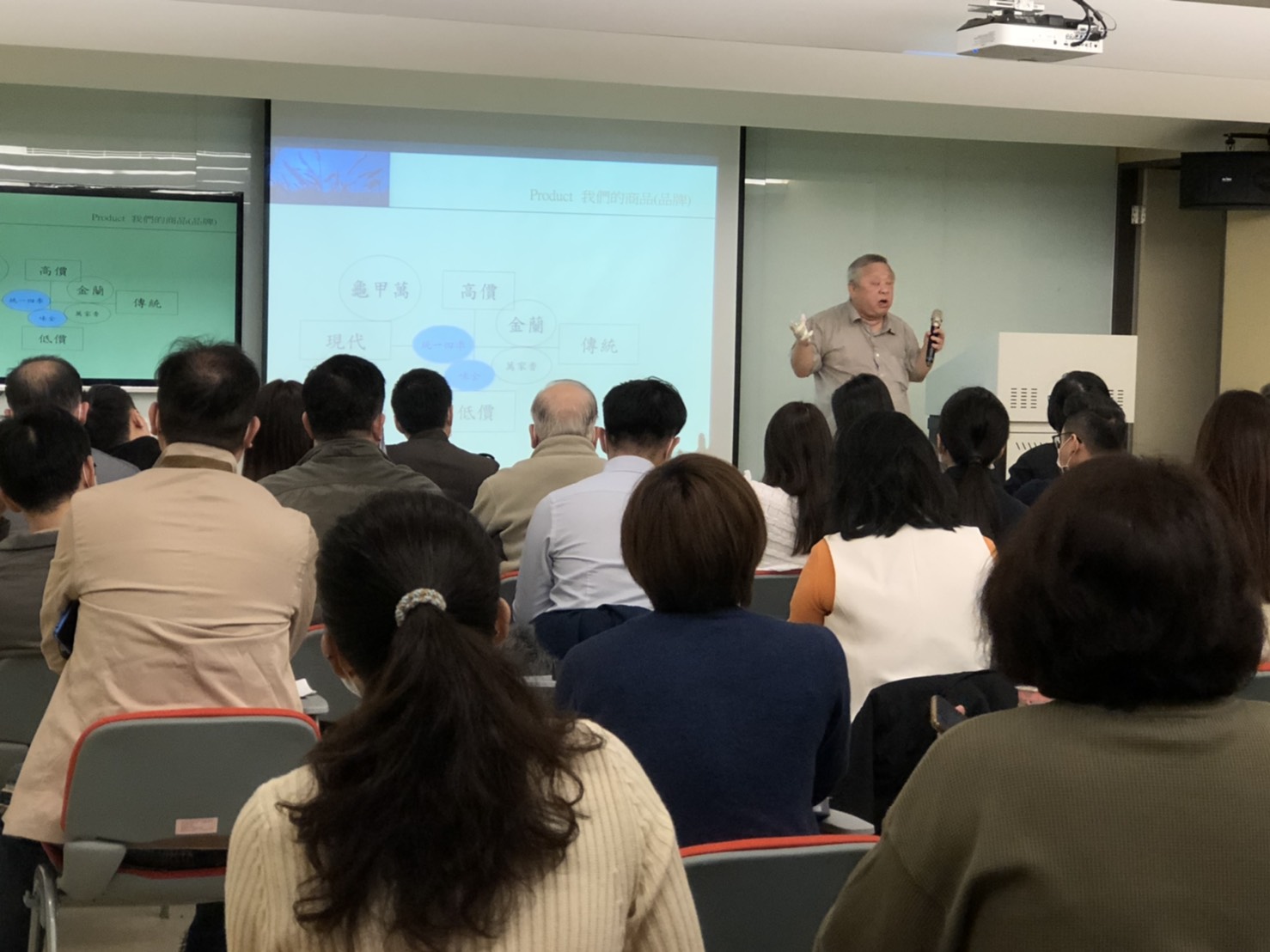 黃禾國際廣告有限公司-何清輝 營運董事用自身超過30年在品牌、廣告行銷業界經驗，輔以業界實際案例來分享品牌定位精神!